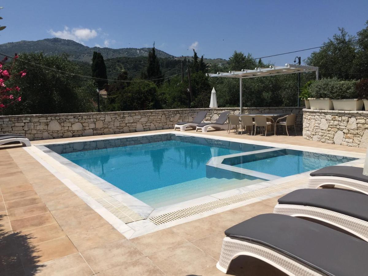 Villa Petrino - Central Flat Location Within Kassiopi. Sleeps 8 Exterior foto